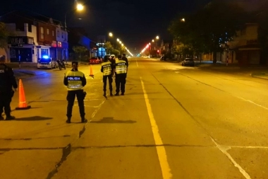 "¿Cómo podemos arreglar?": evadió un control de tránsito, lo detuvieron a 20 cuadras y los quiso "coimear"