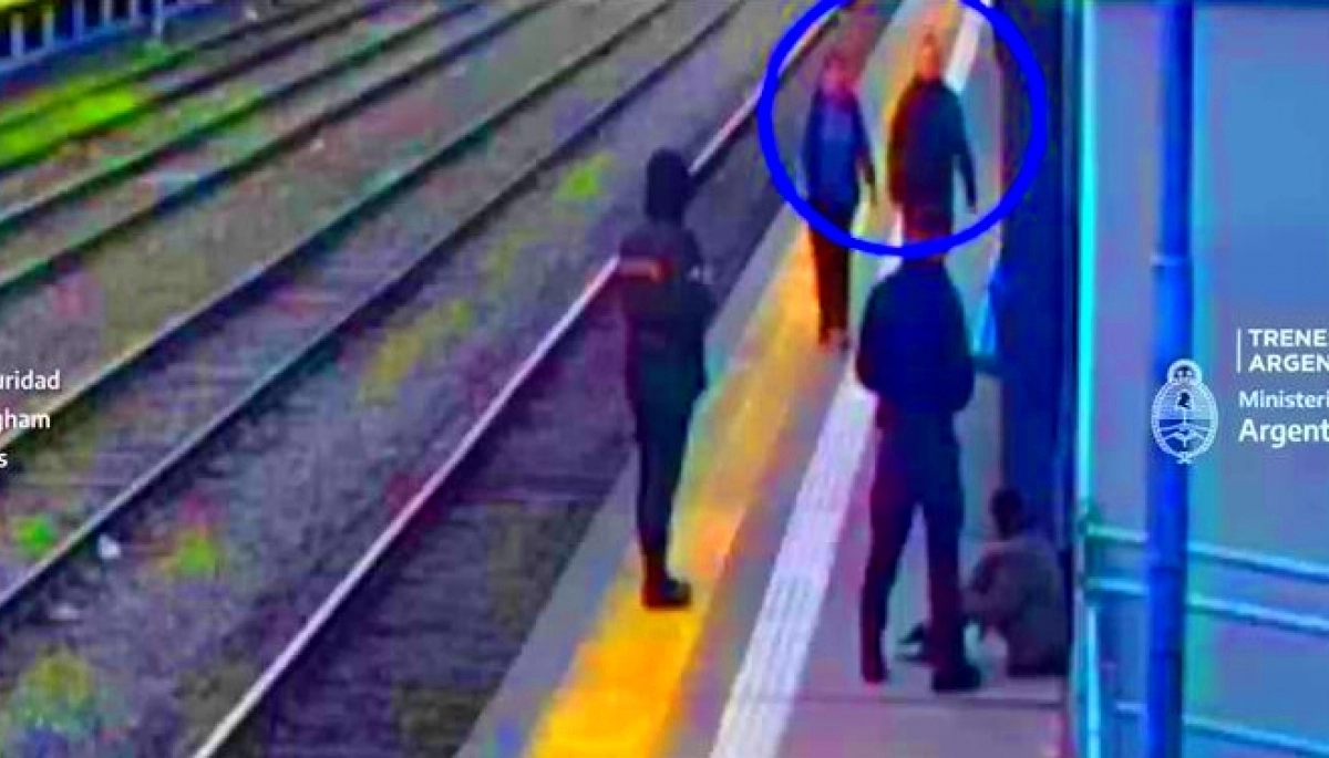 Video de la maniobra: robó un celular y lo escondió debajo del andén para escapar en tren