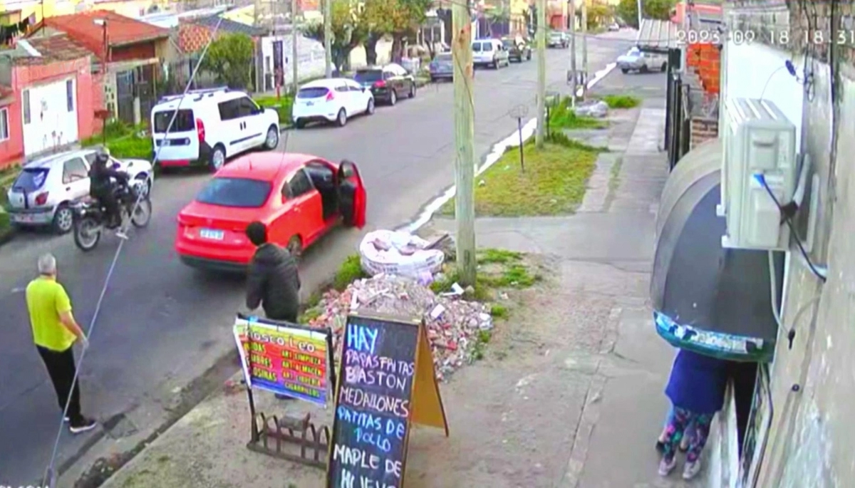 Video: motochorros atacaron a una familia con un bebé y le robaron el auto 0km