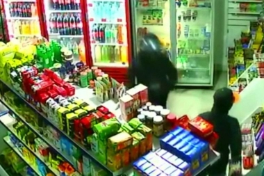 Motochorros no pudieron con el kiosco fortificado de La Plata y se conformaron con robar golosinas