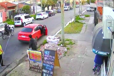 Video: motochorros atacaron a una familia con un bebé y le robaron el auto 0km
