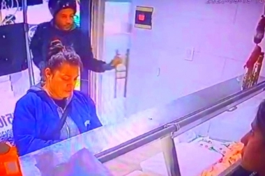 Video: a cara descubierta asaltó una carnicería y agredió a una clienta de manera brutal