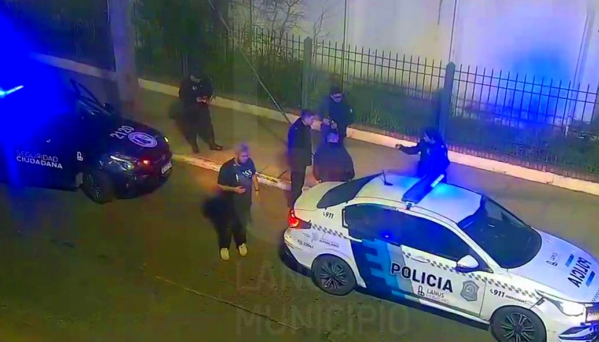 Violento y cobarde: lo detuvieron cuando agredió a la pareja que tenía a su hijo en brazos