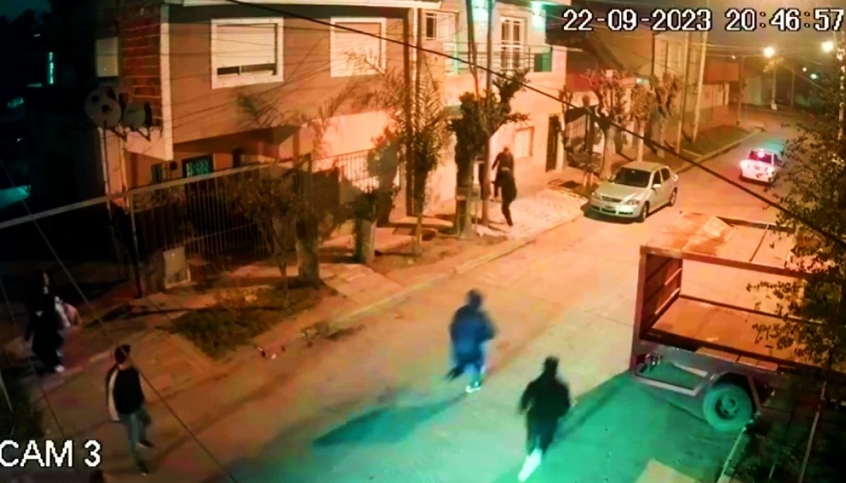 Video completo: intentaron robar una camioneta y vecinos los echaron a piedrazos