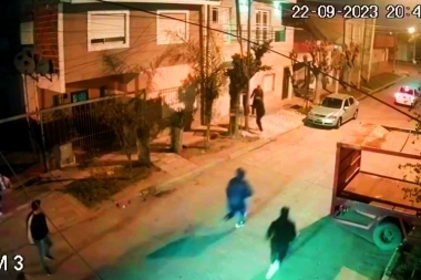 Video completo: intentaron robar una camioneta y vecinos los echaron a piedrazos