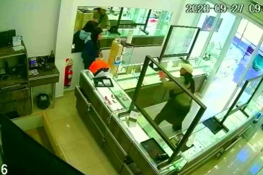 Video completo: sin exhibir armas y con bastante torpeza, asaltó una joyería en Villa Gesell