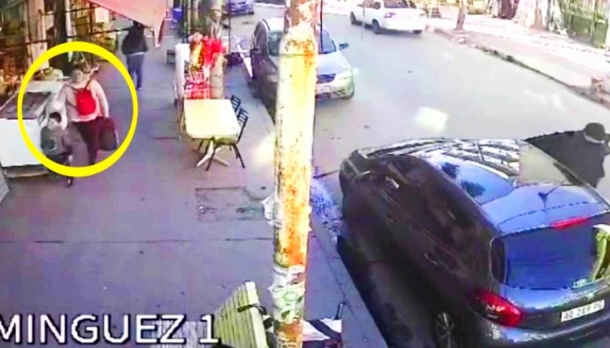Video brutal: marcada en casa de cambio para robarle, la golpearon y arrastraron delante del hijo