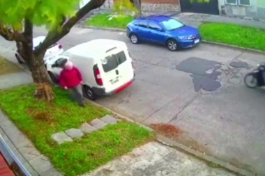 Video que indigna: un adulto mayor fue asaltado por motochorros y sufrió varias fracturas