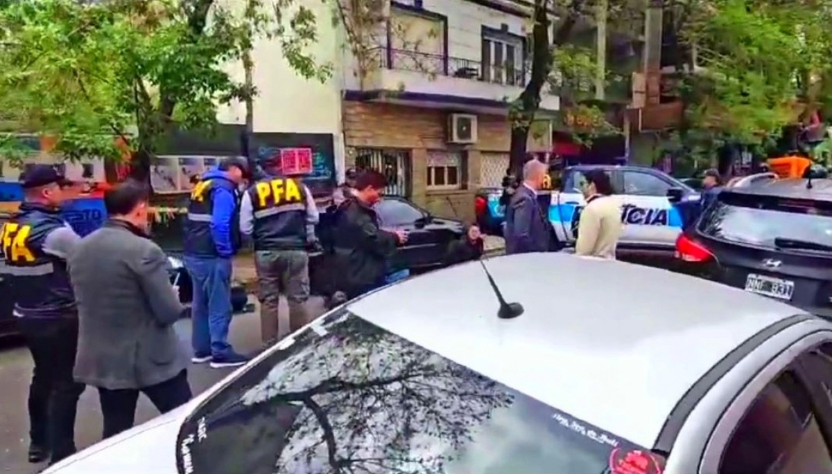 Nerviosos y transpirados: detuvieron a tres chinos que llevaban miles de dólares pegados al cuerpo