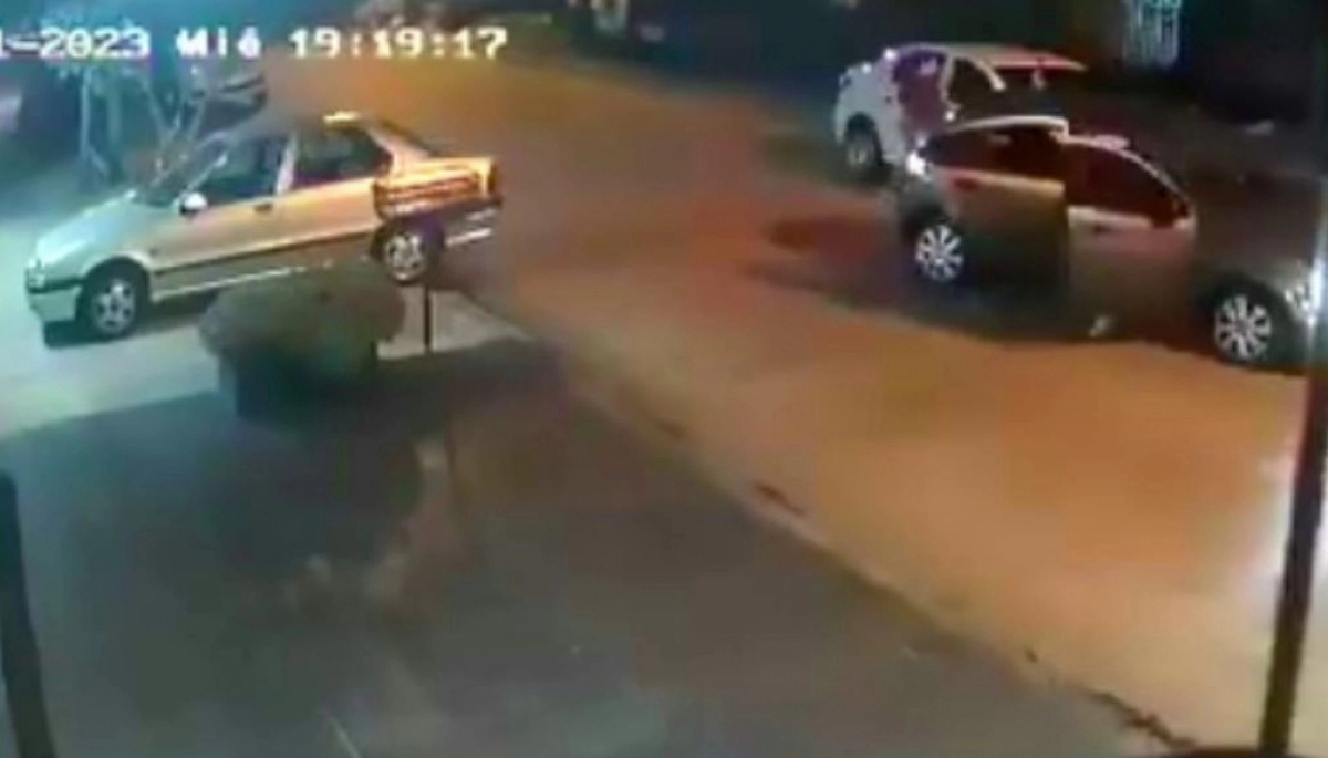 ¿Sólo las cámaras los ven? Durante un increíble raid, robaron tres autos y se les escapó uno