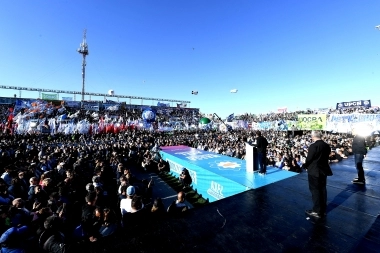 Kicillof cerró su campaña: repasó su gestión y criticó el plan “motosierra”