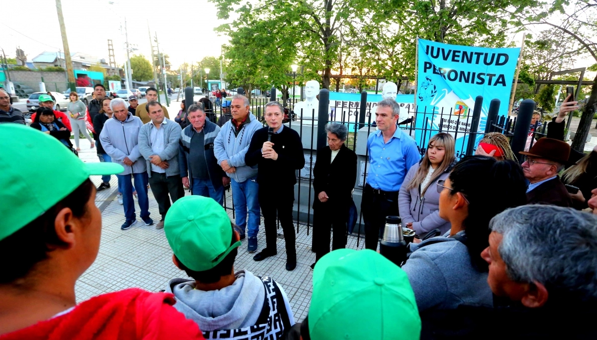 Gray celebró el Día de la Lealtad con una ofrenda junto a vecinos y militantes