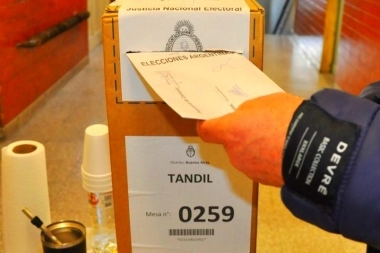 Acá hubo voto encerrado: quedó atrapado en el cuarto oscuro y lo tuvieron que rescatar
