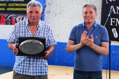 Gray estuvo presente y celebró los 25º aniversario del Programa Radial Nocturno