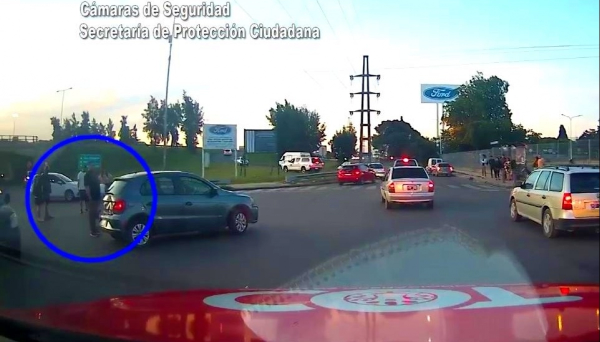 Motoquera herida: violento choque de una moto y una camioneta en un transitado cruce