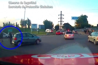 Motoquera herida: violento choque de una moto y una camioneta en un transitado cruce