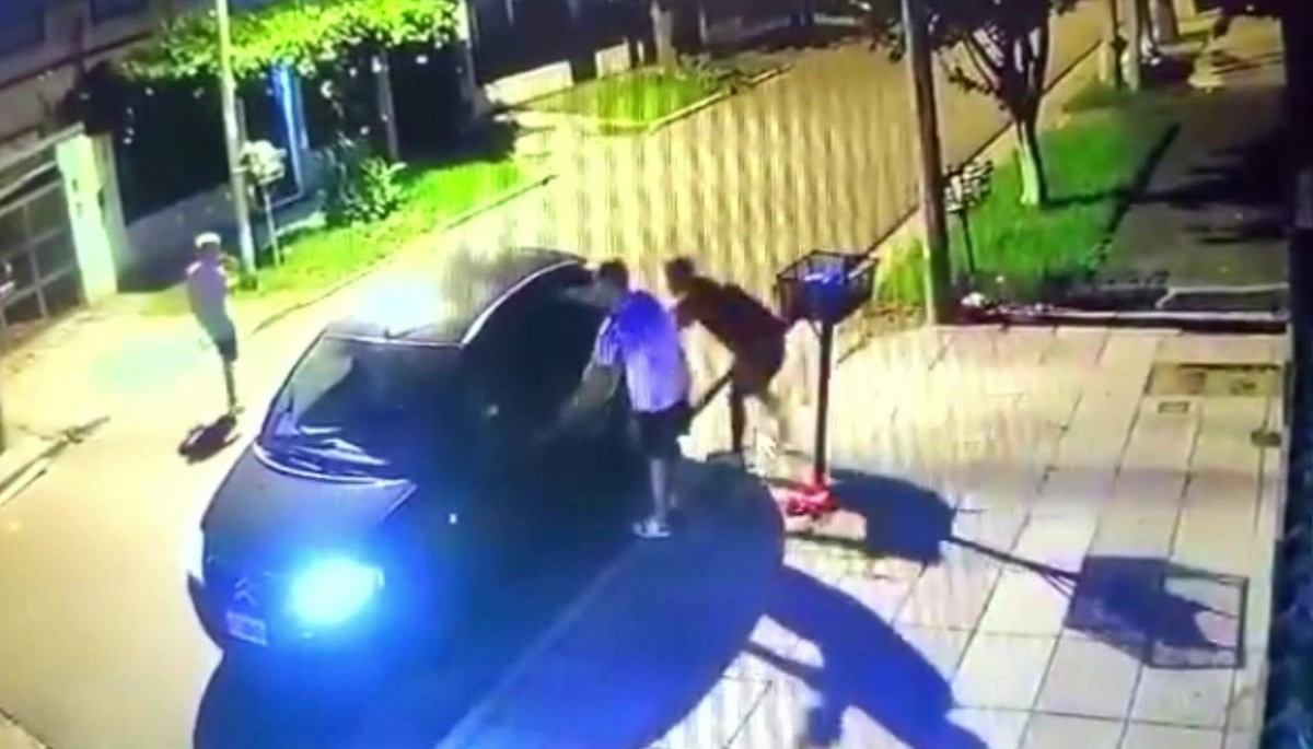 Le robaron el auto a la madre, se quedó trabado en la puerta y lo arrastraron una cuadra por el pavimento