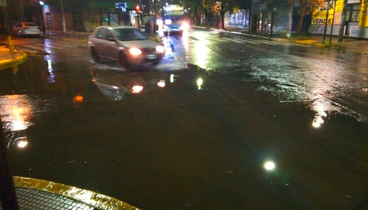 A Noe le robaban el Arca: en el peor momento de la tormenta, dos sujetos sustrajeron un auto estacionado