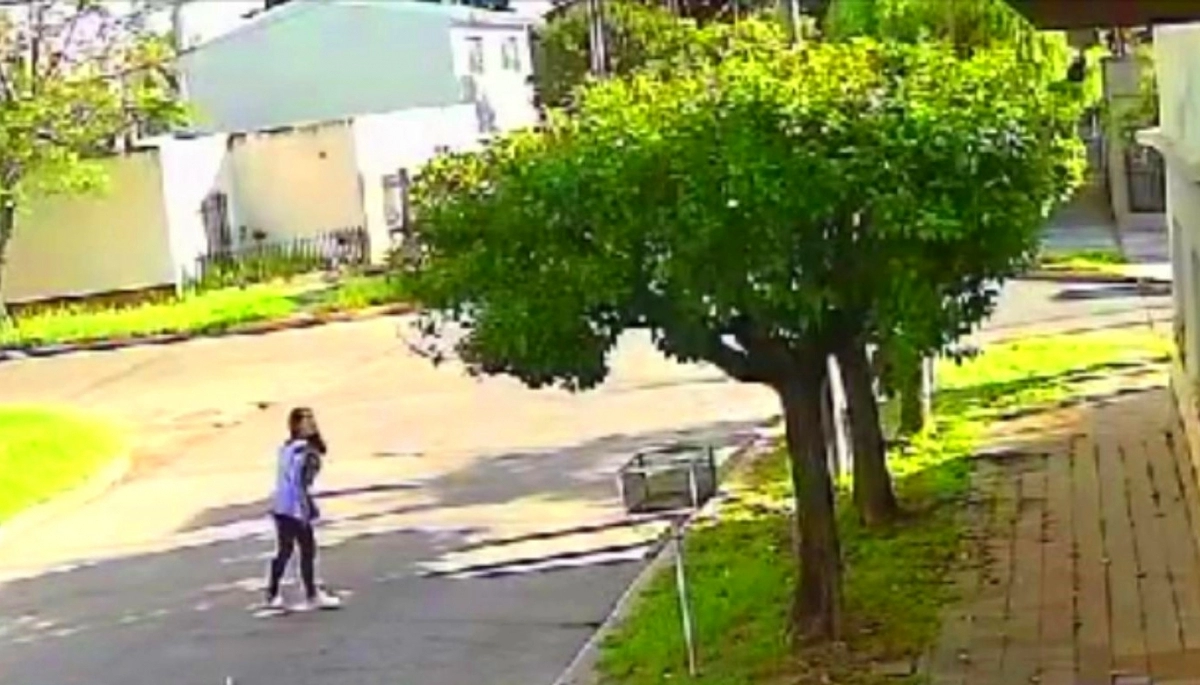 Motochorros salvajes arrastraron y apalearon a una mujer que se resistió al robo de la cartera