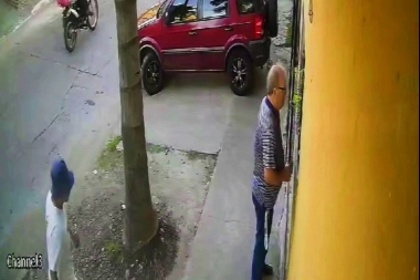 Le pusieron el cañón de la pistola en la nuca, le gatillaron y le robaron la camioneta