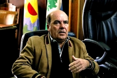 Intendente peronista se acopla al “plan motosierra” y mutila el gasto público