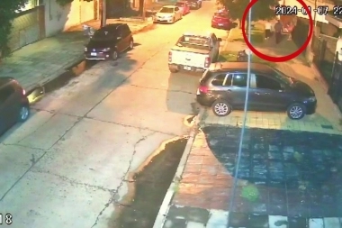 Con la paciencia de la araña, tres jóvenes aguardaron el momento para robar el auto a una pareja