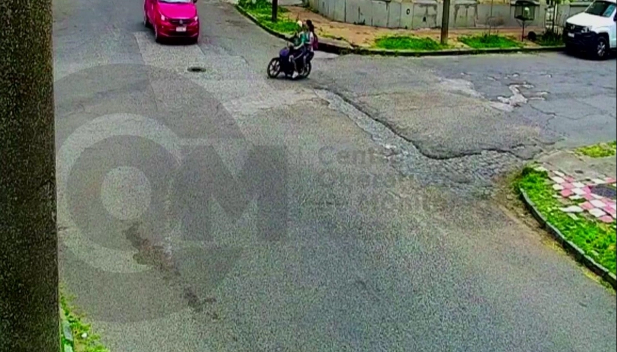 Tremenda colisión entre un remis y una moto con dos ocupantes que no utilizaban casco