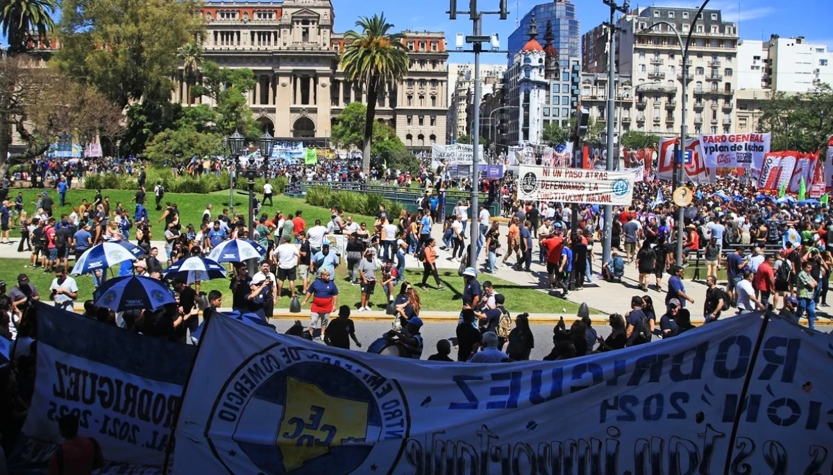 “La Patria no se vende”: Unión por la Patria respaldó el paro de la CGT contra el DNU de Milei