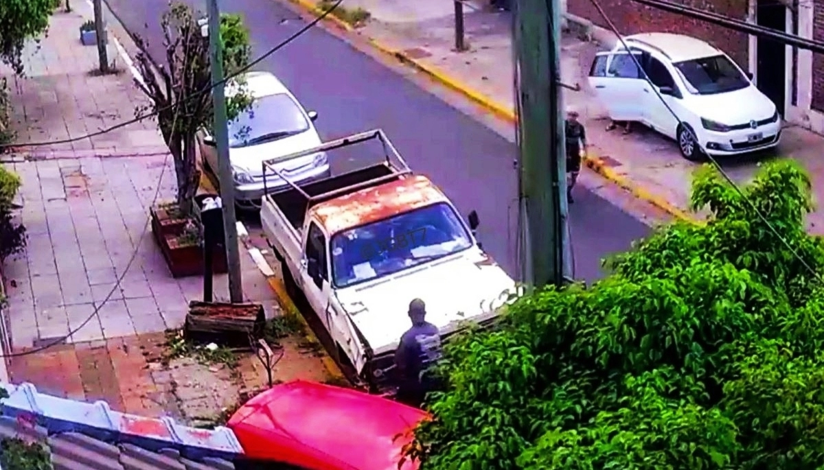 Motochorros asaltaron a la esposa y le dispararon cuando los intentó detener con el martillo de Thor