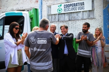 Bajo el programa “Mi Provincia Recicla”, Kicillof entregó insumos en La Costa