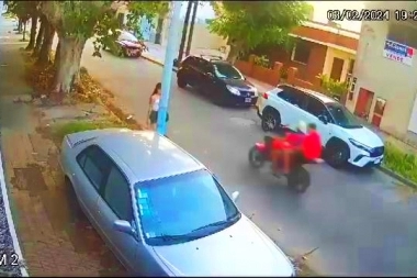 Bernal: una bombera voluntaria forcejeó y se resistió a ser asaltada por violentos motochorros
