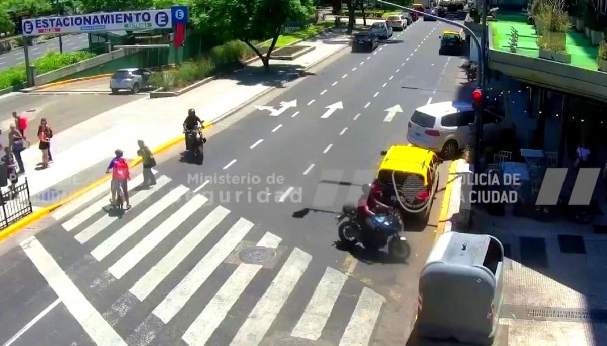A metros del Obelisco, persiguieron y detuvieron a dos hombres en un auto robado