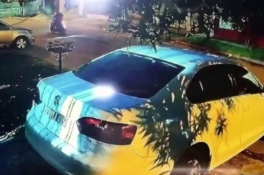 Bajó del auto en la puerta de la casa y motochorros a la pesca le robaron todo