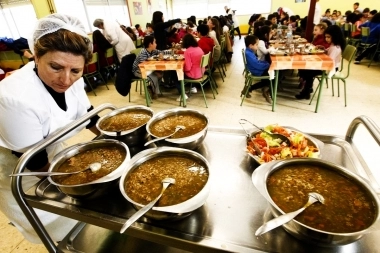 Demanda alimentaria: Kicillof duplicó los fondos para comedores escolares en la Provincia