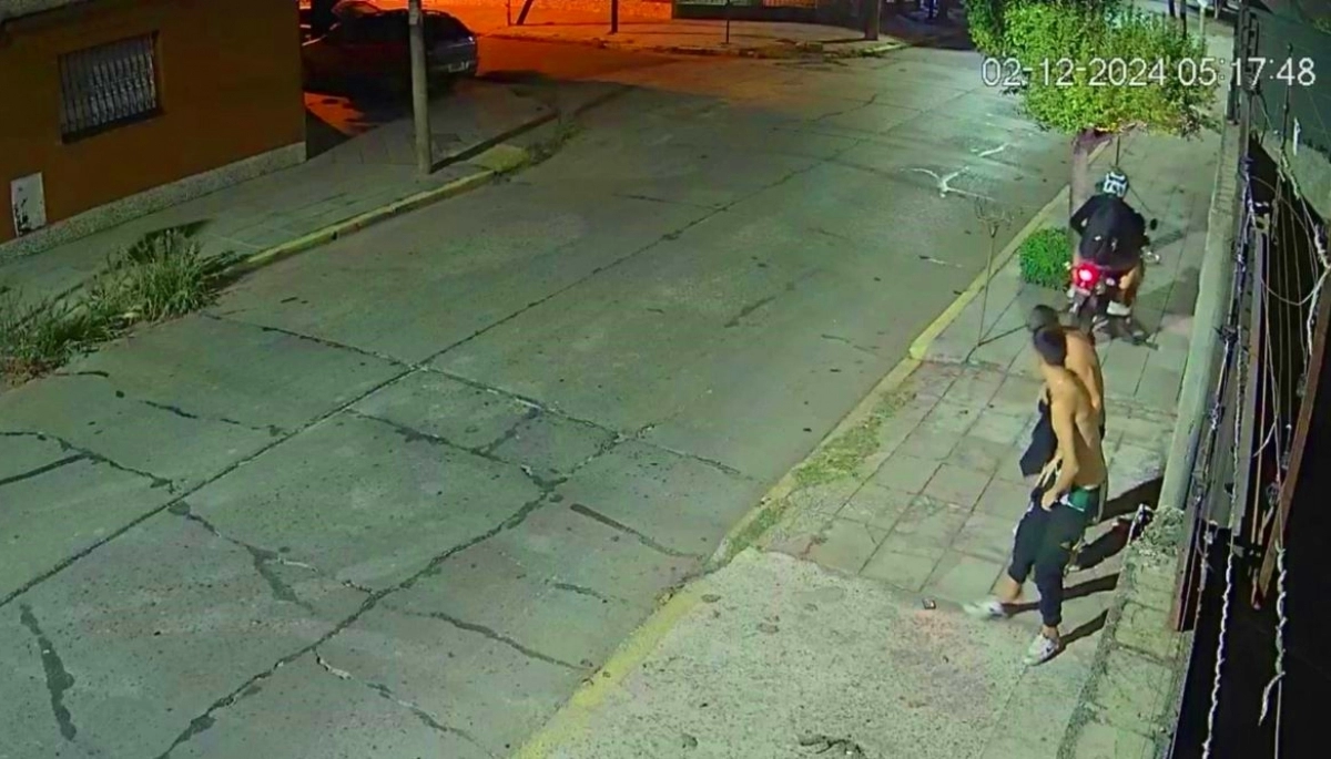 Con qué necesidad: motochorros armados golpearon a dos jóvenes durante un brutal asalto
