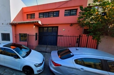 Se burlaron de las rejas: un joven fue bolsiqueado y asaltado a través de los barrotes de seguridad