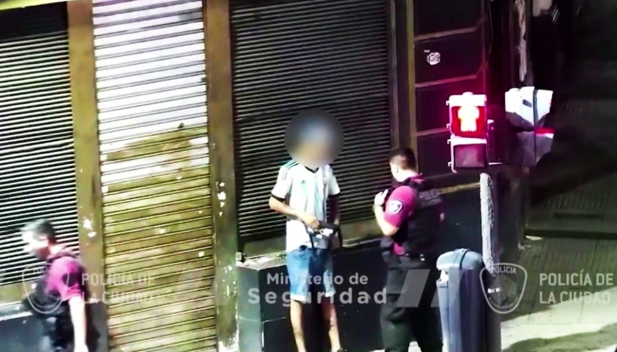 Tres detenidos en un barrio picante: en moto y a pie, venían de robar un parlante y un celular a un hombre