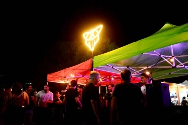 Gastronomía y buena música: una multitud disfrutó la noche en el Trenque Beer II