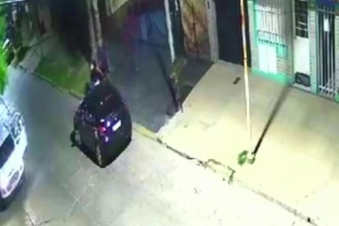 Cinco jóvenes armados le robaron el auto y en el último instante sacó al niño del interior