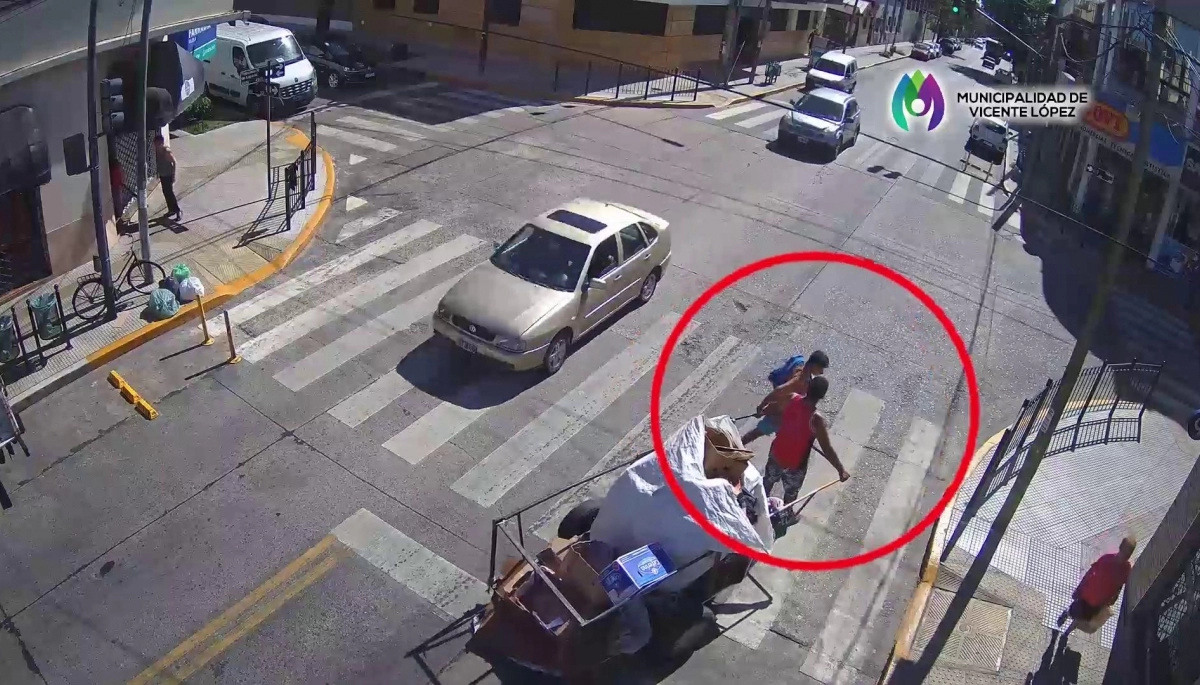 Cartoneros cometieron un error y en el carro cargaron una moto que encontraron "tirada"