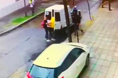 Al mediodía y a la vista de todos, numerosa banda irrumpió y robó en la vivienda de una adulta mayor