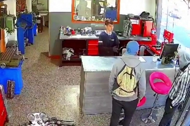 Simularon ser clientes y asaltaron un taller mecánico con lo que se presume era un arma tumbera