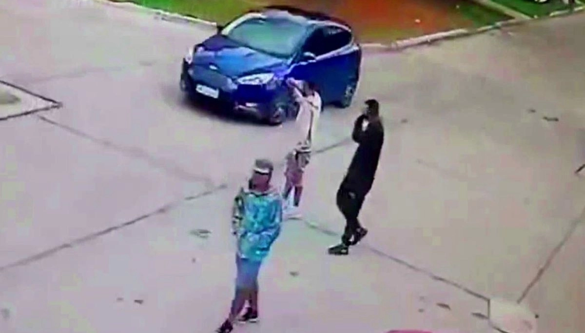 Una pareja de violentos la tomó del cuello, la sacó por la fuerza y le robó la camioneta