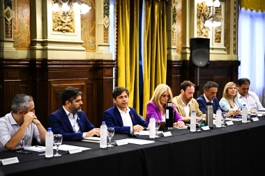 Cumbre en el Salón Dorado: qué dijo Kicillof después de la reunión con intendentes radicales