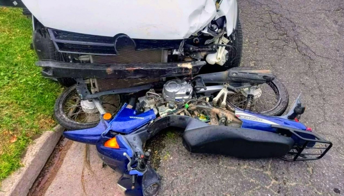 Motochorros asaltaron a una mujer, huyeron a toda velocidad y chocaron a dos cuadras