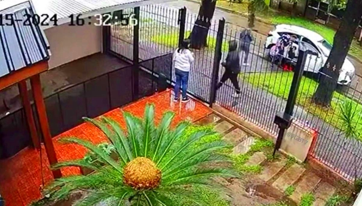 Una nena de cuatro años quedó en medio de un violento robo automotor en Avellaneda