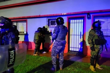 Operativo policial en La Plata dejó decenas de detenidos, también vehículos, armas y drogas incautadas