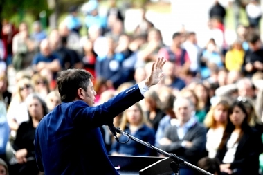 Kicillof entregó escrituras en Tres Arroyos y señaló a Milei por los fondos quitados “ilegalmente”