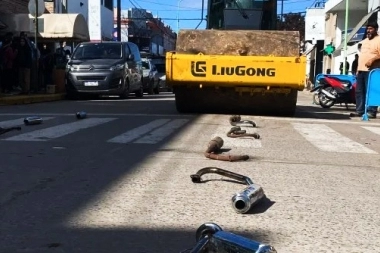 Por medio de operativos, Sciaini ordenó destruir caños de escapes ilegales en Roque Pérez