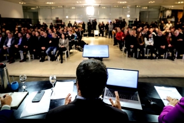 Kicillof reunió intendentes oficialistas y opositores para la segunda entrega del Fondo de Fortalecimiento